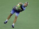 Argentinec Diego Schwartzman podává ve tvrtfinále US Open.