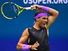panl Rafael Nadal hraje forhend ve tvrtfinále US Open.