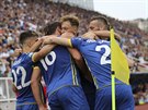 Hrá Kosova Vedat Muriqi oslavuje se spoluhrái vstelený gól bhem zápasu...