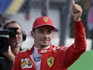 Charles Leclerc z Ferrari se raduje z vítzství v kvalifikaci na Velkou cenu...