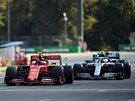 Charles Leclerc z Ferrari (vpedu) a Lewis Hamilton z Mercedesu bhem...