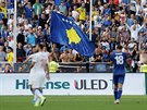 Příznivci Kosova během kvalifikačního zápasu na mistrovství Evropy proti Česku.