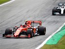 Charles Leclerc z Ferrari (v popedí) startoval do Velké ceny Itálie formule 1...
