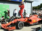 Charles Leclerc z Ferrari oslavuje v cíli své vítzství na Velké cen Itálie...