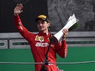 Charles Leclerc z Ferrari slaví své vítzství na Velké cen Itálie formule 1.