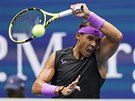 Rafael Nadal ze panlska hraje forhend ve finále US Open.