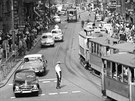 Stráník ídí dopravu v Jindiské ulici v centru metropole. (erven 1963)