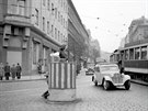Policistka ídí dopravu v centru Prahy (28. íjna 1949)