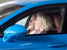 Ferdinand Piëch s manželkou Ursulou ve svém voze Porsche Panamera Turbo (30....