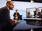 Starosta Prahy 6 Ond�ej Kol�� a mluv�� prezidenta Ji�� Ov���ek v diskusn�m...