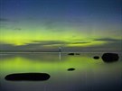 ZELENÉ SVTLO. Polární záe osvcuje oblohu nad Ladoským jezerem v ruské...