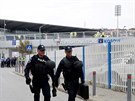 Kosovtí policisté dohlíejí na poádek ped stadion v Pritin, kde domácí...