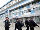 Kosovtí policisté dohlíejí na poádek ped stadionem v Pritin, kde domácí...