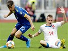 eský fotbalový záloník Jakub Jankto (vpravo) neustál souboj s kosovským...