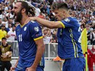 Jásající Vedat Muriqi (vlevo) a Edon Zhegrova (vpravo) po gólu Kosova v utkání...