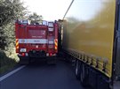 Kamion neekan vyjel z kolony a srazil se s hasiskm autem jedoucm k...