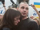 Ukrajinský reisér Oleh Sencov se na kyjevském letiti vítá se svou dcerou...
