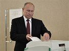 Ruský prezident Vladimir Putin v Moskv volí v komunálních volbách. (8. záí...