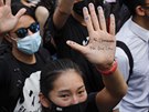 V Hongkongu se ped tamní ambasádou Spojených stát seli demonstranti a...