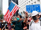 V Hongkongu se ped tamní ambasádou Spojených stát seli demonstranti a...