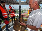 U vyjmut schrnky z makovice byli i primtor Ji Svoboda (druh zleva) a...