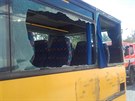 Autobusy mají po sráce na silnici u Bezdína pokozená okna a plechy. (5....