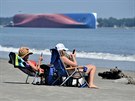 Americká pobení strá musela v nedli zachraovat posádku nákladní lodi,...