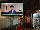Lidé v Hongkongu na obrazovkách sledují správkyni Carrie Lamovou, která se...