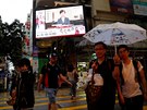 Lidé v Hongkongu na obrazovkách sledují správkyni Carrie Lamovou, která se...