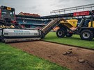 Na sparanském stadionu na Letné po tech a pl letech mní trávník, nový bude...