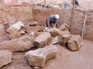 Objevy archeologů na hradě Helfštýn, na snímku architektonické články odkryté...