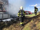 Požár kamionu na silnici I/37 mezi Pardubicemi a Hradcem Králové.