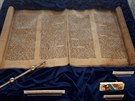 Pergamenov svitek hebrejsky psan knihy Ester a ukazovtko na Tru z 19....