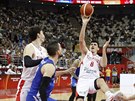 Turecký basketbalista Ersan Ilyasova v tké stelecké pozici v utkání proti...