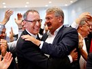 Lídr AfD v Sasku Jörg Meuthen s dalími pedstaviteli strany oslavuje úspch...