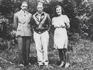 Joseph Edward Sallings s manely Josefem a Mari Kivnkovmi.
