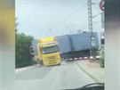 Vlak srazil na pejezdu v Uhínvsi kamion