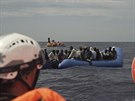 Převzetí migrantů za hranicí libyjských teritoriálních vod (8. srpna 2019)