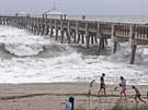 Lidé ve mst Juno Beach na Florid oekávají úder hurikánu. Hurikán Dorian si...