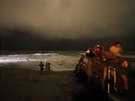 Lidé ve mst Vero Beach na Florid se pipravují na píchod hurikánu. Hurikán...