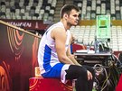 Jaromír Bohaík zaduman sleduje trénink eských basketbalist ped zápasem s...