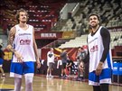 Blake Schilb (vpravo) a Ondej Balvín na tréninku eských basketbalist ped...