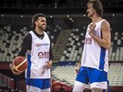 Blake Schilb (vlevo) a Ondej Balvín na tréninku eských basketbalist ped...