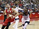 Turecký basketbalista Furkan Korkmaz (vlevo) se snaží prosadit přes Kembu...