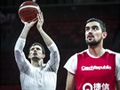 Pavel Pumprla (vlevo) a Tomá Satoranský na tréninku eských basketbalist ped...