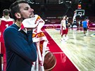 Jakub iina stírá pot na tréninku eských basketbalist ped zápasem s...