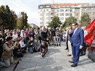 U pomn�ku Kon�va v Praze 6 se se�li odp�rci, kte�� nesouhlas� se zakr�v�n�m...