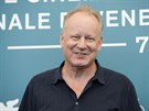 Herec Stellan Skarsgard na festivalu v Benátkách s filmem Nabarvené ptáe, v...