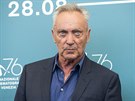 Herec Udo Kier pijel na festival do Benátek s filmem Nabarvené ptáe