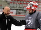 Tinecký branká Patrik Bartoák (vpravo) naslouchá Jaroslavu Kameovi.